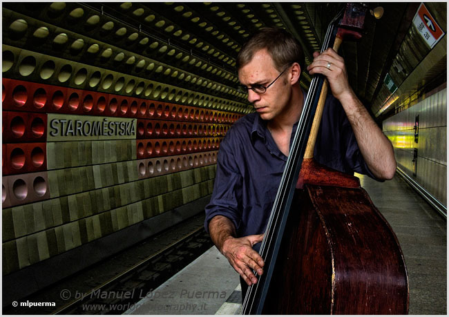 Músico en el metro